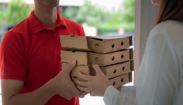 Shipper giao hàng rồi vào nhà xin cốc nước, hành động tiếp theo khiến cô gái bàng hoàng