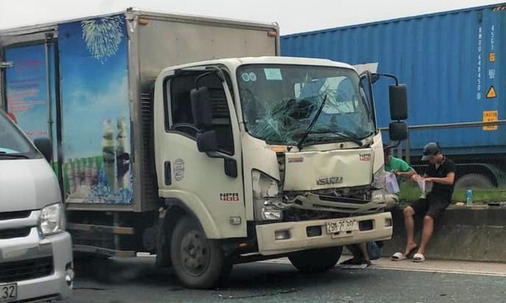3 ô tô tông liên hoàn khiến cầu Thanh Trì ùn tắc giữa trưa