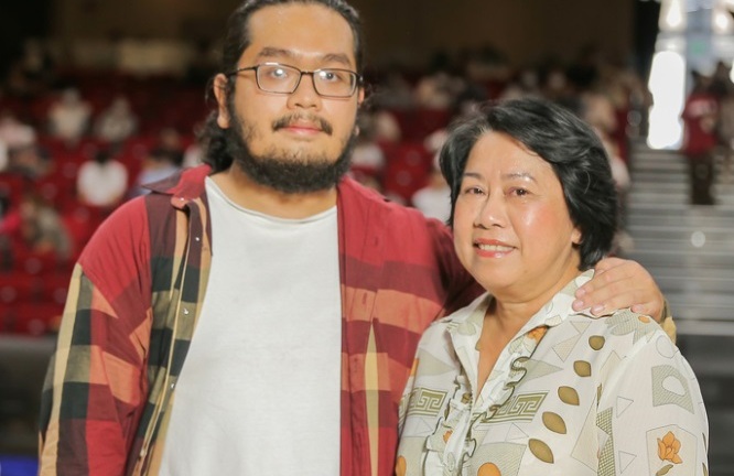 Người mẹ 59 tuổi đỗ đại học cùng con trai, dự định học lên thạc sĩ