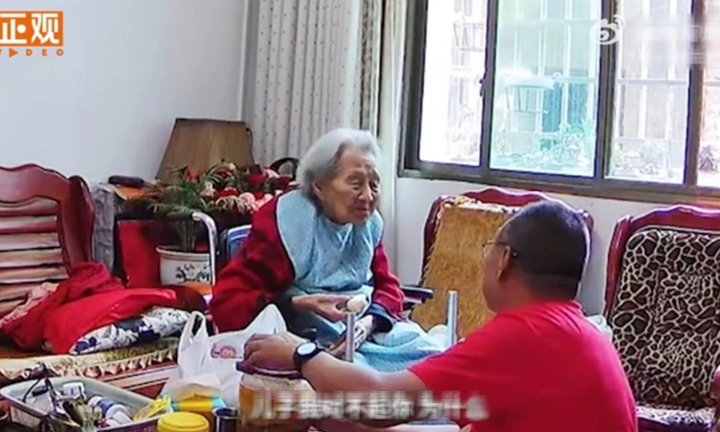 Clip người đàn ông 52 tuổi khóc nức nở bên giường bệnh mẹ già khiến hàng triệu người cảm động