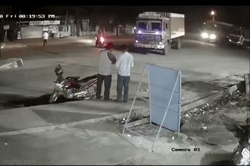 Clip: Đang đứng nói chuyện giữa đường, hai người đàn ông thoát chết trong gang tấc