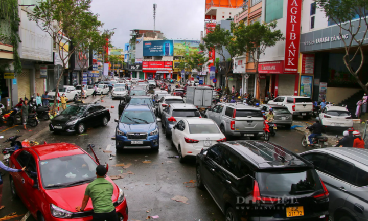 Giao thông ùn tắc sau trận mưa lịch sử tại Đà Nẵng, phương tiện chết máy nằm la liệt trên đường