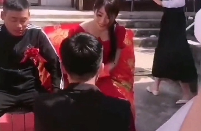 Đang dâng trà cho bố mẹ vợ, chú rể và toàn bộ quan khách đồng loạt bật cười vì một lý do
