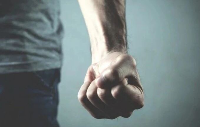 Gã đàn ông lĩnh án tù sau khi hành hung, xé toạc chiếc váy ngủ của vợ trước mặt người khác