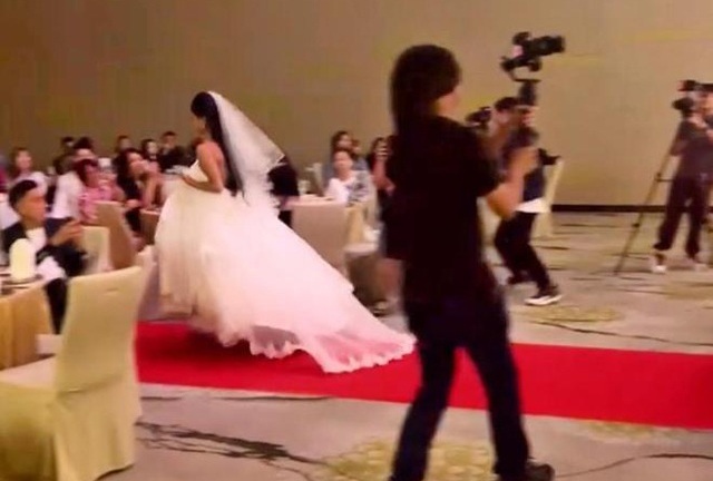 Đang làm lễ cưới, cô dâu đột nhiên nói xin lỗi chú rể rồi xách váy chạy khỏi hôn trường