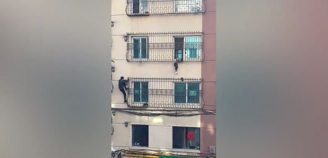 Clip: Thót tim màn giải cứu em bé treo lơ lửng trên ban công
