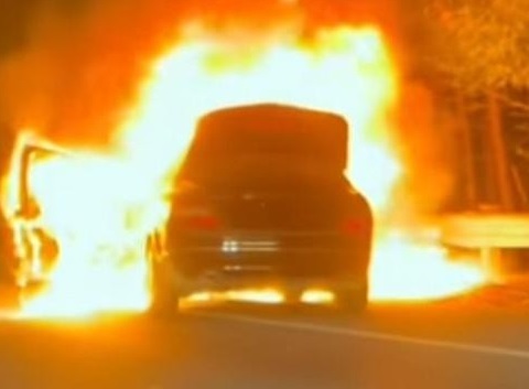 Hà Nội: Xe ô tô cháy dữ dội trên Đại lộ Thăng Long