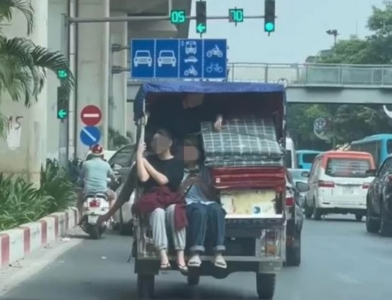 Khoảnh khắc 2 nữ sinh trên chiếc xe ba gác khiến cộng đồng mạng hoài niệm về tuổi trẻ 