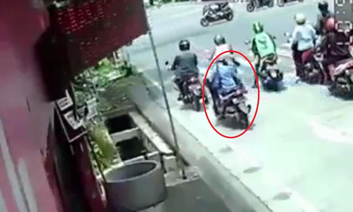 Vừa dừng xe máy chờ đèn đỏ, người phụ nữ bất ngờ lao thẳng xuống mương 