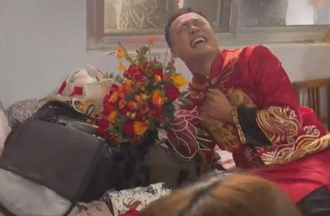  Vén khăn trùm đầu chuẩn bị hôn cô dâu, chú rể tái mét vội vàng bỏ chạy vì nhân vật lạ