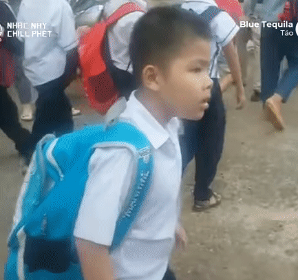 Khoảnh khắc bé trai dáo dác tìm mẹ dù mẹ đứng ngay trước mặt khiến dân tình cười ngất