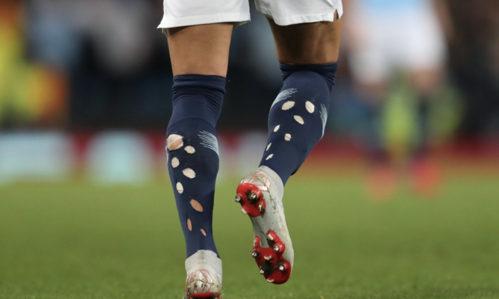 Lý do cầu thủ tuyển thủ Anh đeo tất thủng trong trận thắng đậm Iran