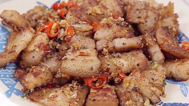 Cơm chiều vợ bày lên mâm món thịt ba chỉ rang dân dã nhưng