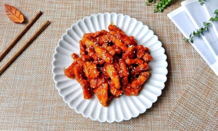 Phần khô nhất của thịt lợn đem sốt chua ngọt ăn cực cuốn lưỡi, cả nhà thi nhau gắp