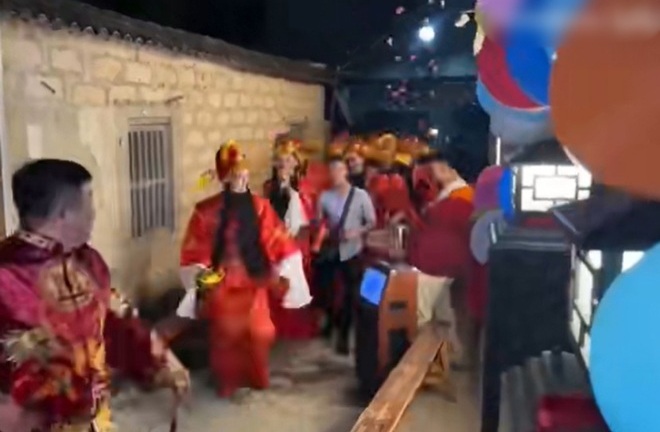 Dàn phù rể hóa trang thành Thần Tài, vừa đi vừa hát hò nhảy múa khiến cô dâu cười không ngớt