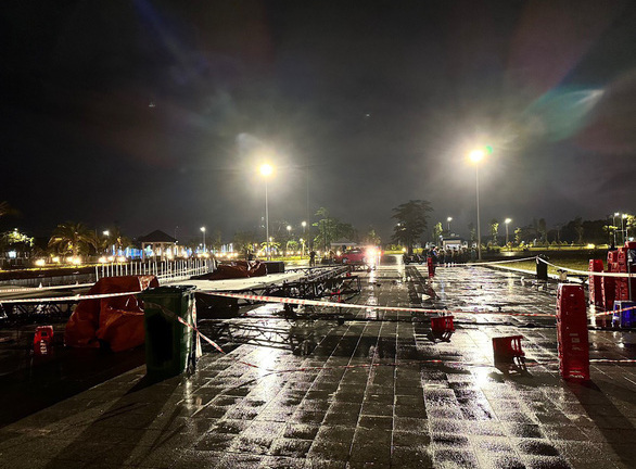 Nguyên nhân sập khung chiếu sáng sân khấu nhạc nước ở Bình Dương