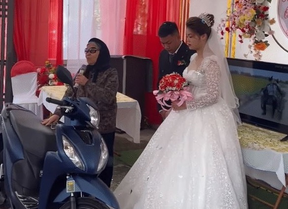 Cụ bà nuôi dưỡng cháu gái mồ côi cha mẹ, ngày cưới nghẹn ngào phát biểu đầy xúc động