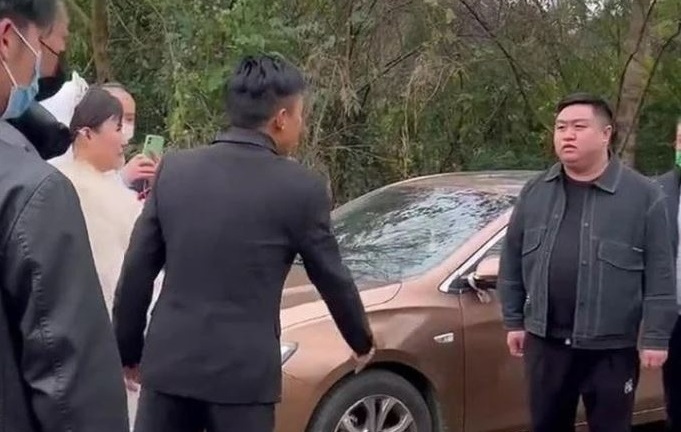 Người yêu cũ cô dâu kéo bạn tới phá đám cưới, chú rể nói một câu khiến anh ta xấu hổ rời đi