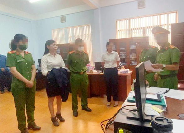 Khởi tố, bắt tạm giam một cán bộ thuế nhận hối lộ