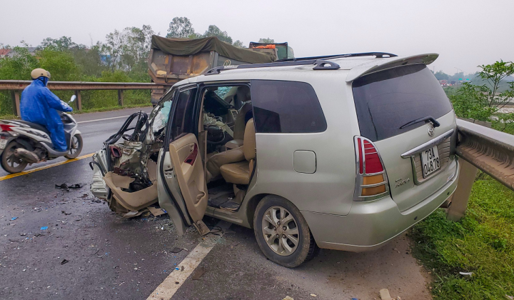 Ô tô con va chạm với xe khách, 3 người bị thương phải nhập viện