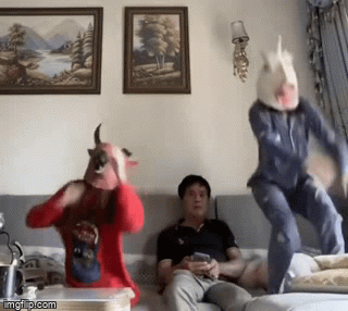 Clip hai cô gái đeo mặt nạ 