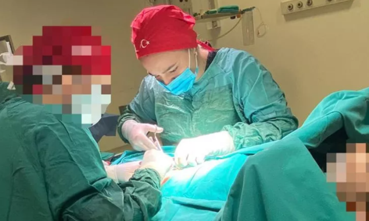 Cô gái 20 tuổi làm bác sĩ ở bệnh viện lớn, đồng nghiệp phát hiện sự thật 