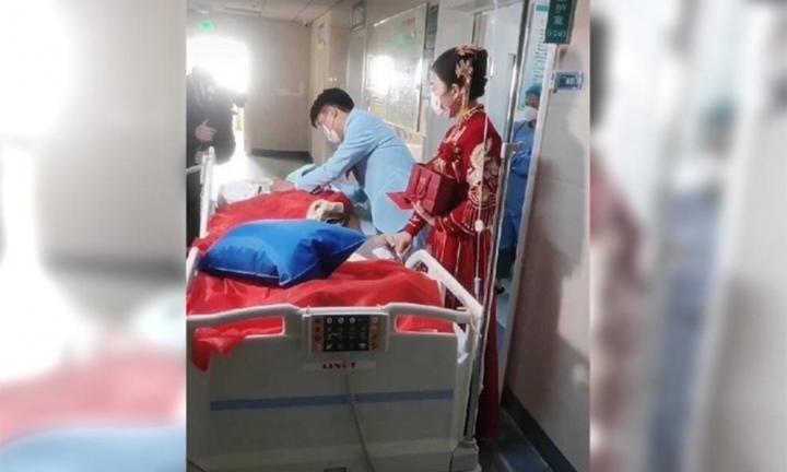 Cô dâu chú rể vái lạy cha ở nơi đặc biệt khiến ai nấy đều rơi lệ