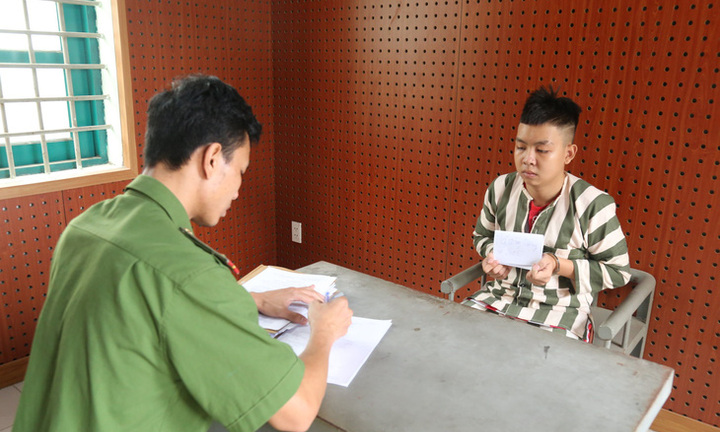 Bắt nhóm thanh niên mua bán, giữ người trái pháp luật, ép bán dâm