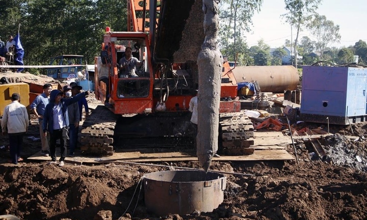 Vụ bé trai rơi xuống trụ bê tông sâu 35m ở Đồng Tháp: Thống nhất phương án nhổ cọc