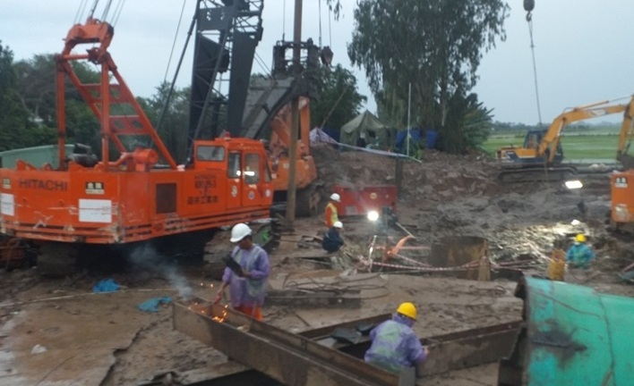 Vụ bé trai rơi xuống trụ bê tông sâu 35m ở Đồng Tháp: Mưa lớn ảnh hưởng công tác cứu hộ