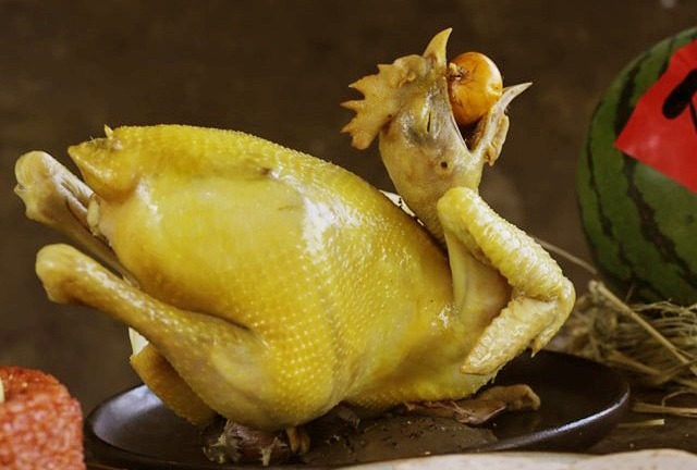 Luộc gà cúng ông Công ông Táo theo cách này đảm bảo vàng ươm, không nứt
