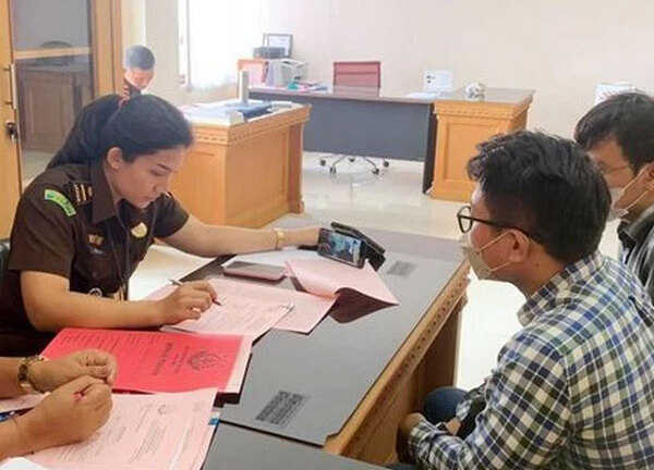Người đàn ông nhét 932 viên kim cương trong hậu môn để qua mặt an ninh sân bay
