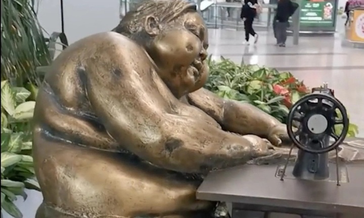 Bức tượng đồng người phụ nữ mũm mĩm, mặc thiếu vải tại sân bay gây tranh cãi