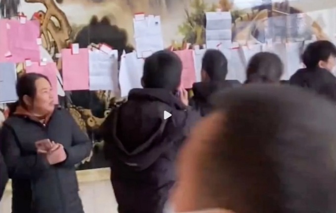 Hơn 20 chàng trai xếp hàng để được xem mặt một cô gái