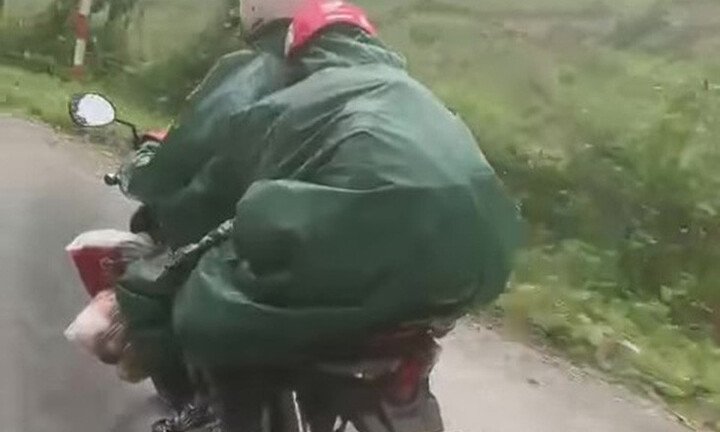 Xúc động hình ảnh cô giáo vùng cao chở 2 con đến trường trong mưa lạnh