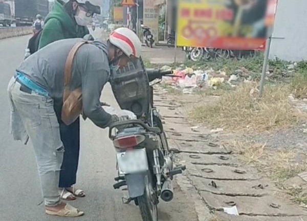 Clip nữ sinh được thanh niên khuyết tật tặng xăng khi đang dắt bộ xe máy gây sốt mạng
