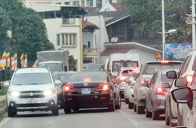 Xe biển xanh của Thành ủy Hà Nội vi phạm luật giao thông bị công an xử phạt