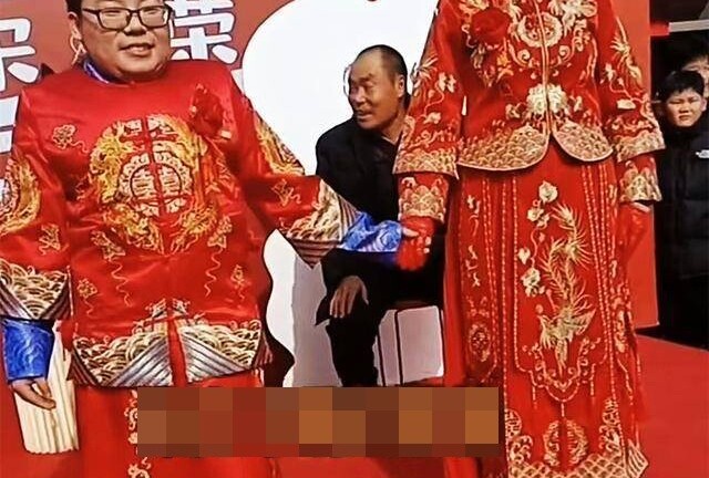 Cô dâu cao hơn chú rể một cái đầu, số tiền sính lễ khiến dân tình choáng váng