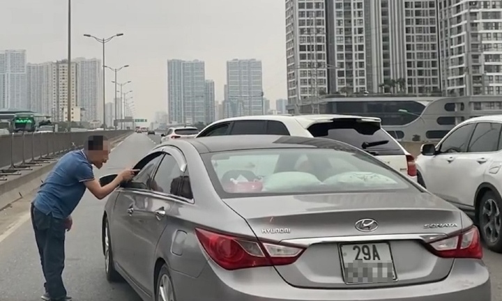 Vụ tài xế Porsche chặn ô tô, nhổ nước bọt: Phạt 11 triệu đồng