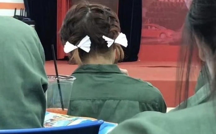 Nữ sinh tết tóc cực đáng yêu khi học quân sự, vừa quay đầu lại khiến dàn nam sinh vội 