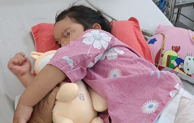 Bé gái 4 tuổi đang đi du lịch bỗng thở mệt rồi nguy kịch