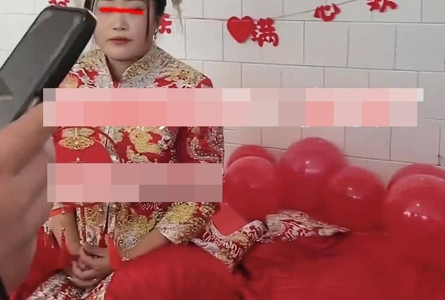 Phù dâu ôm chặt chú rể không rời mặc cô dâu ngồi ngay cạnh, nguyên nhân khiến tất cả phẫn nộ