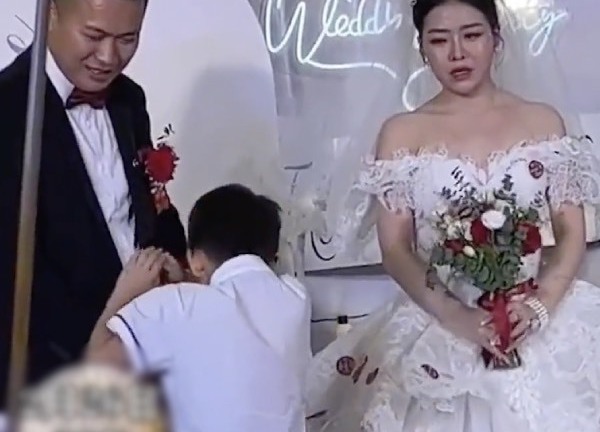 Mẹ tái hôn với bố dượng, con trai cầu xin một điều và cái kết khiến ai nấy đều xót xa