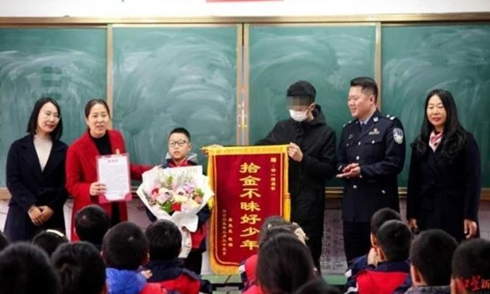 Cậu bé trả lại túi vàng hơn nửa tỷ đồng cho người đánh rơi và cái kết bất ngờ