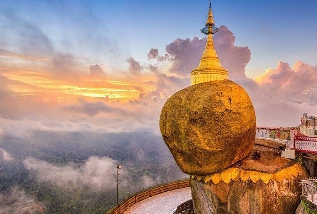 Bí ẩn ngôi chùa thiêng trên tảng đá dát vàng