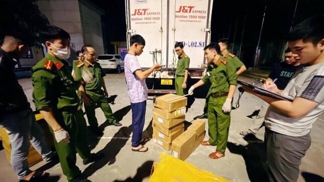 Phát hiện hơn 1.000 chai mỹ phẩm ngoại không rõ nguồn gốc