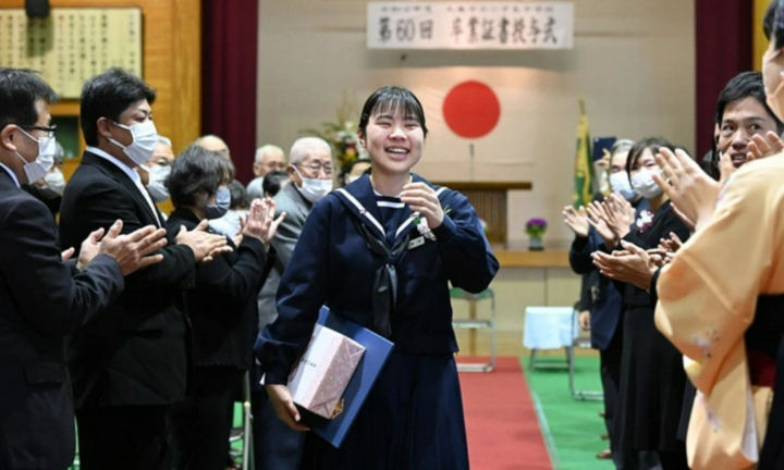 Ngôi trường tổ chức lễ tốt nghiệp cho một học sinh duy nhất 