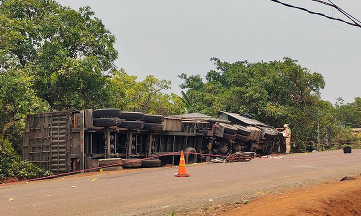 Hai bà cháu tử vong thương tâm dưới gầm xe container