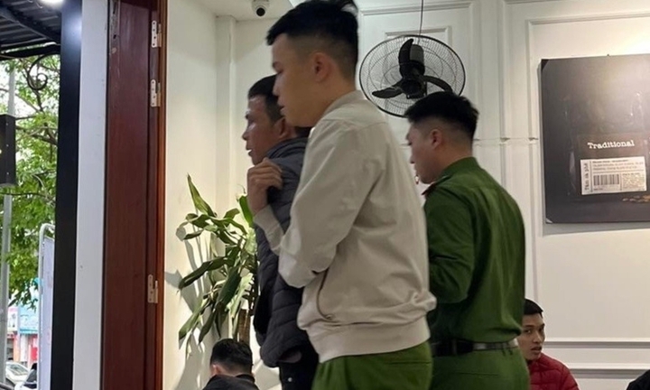 Danh tính nghi phạm trộm điện thoại rồi cầm dao cố thủ trong quán cà phê