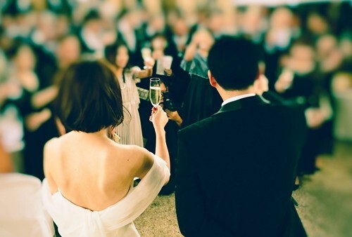 Chú rể 30 lấy vợ 47, đêm tân hôn sốc nặng khi thấy 